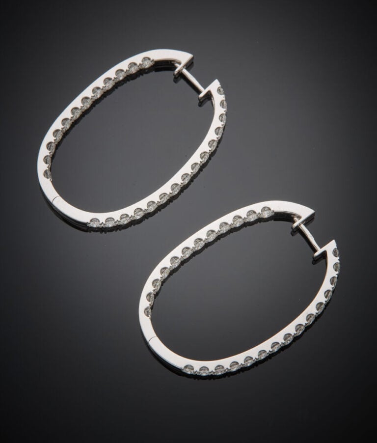 Paire de BOUCLES d'OREILLES "grandes créoles" en or gris (750‰) serti d'un alig…