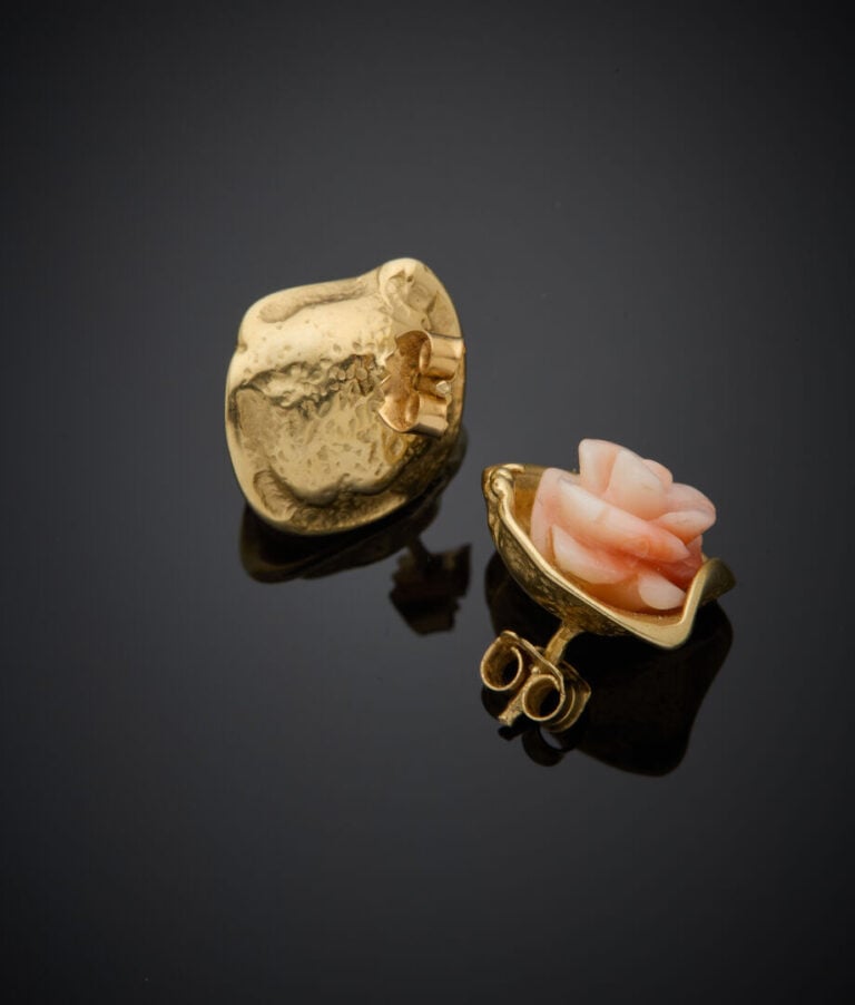 Paire de BOUCLES d'OREILLES "roses" en or (585‰) 14 carats, orné de corail rose…