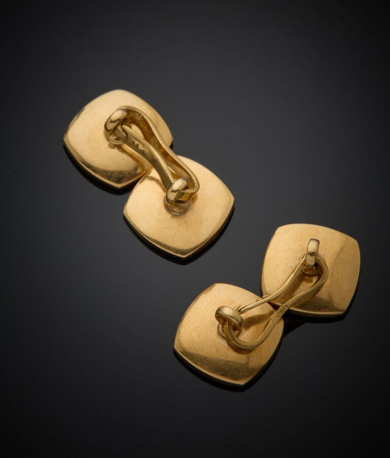 Paire de BOUTONS de MANCHETTES en platine (min. 800‰) et or jaune (750‰) ornés…