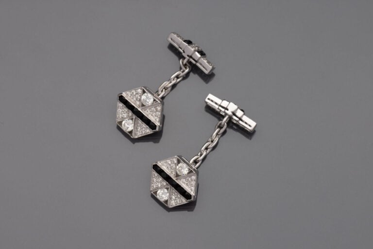 Paire de BOUTONS de MANCHETTES géométriques en or gris (750‰) ajouré, entièreme…