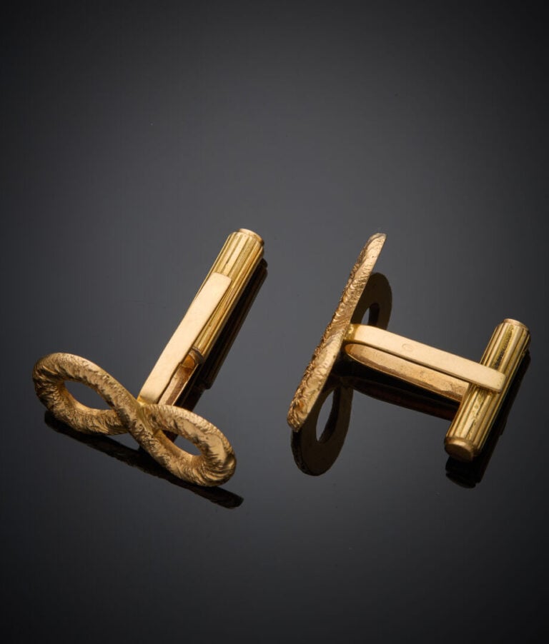 Paire de BOUTONS de MANCHETTES "symbole Infini" en or jaune (750‰) ajouré et ci…
