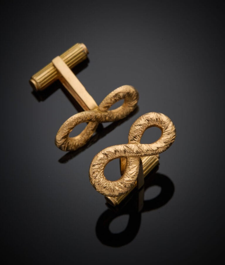 Paire de BOUTONS de MANCHETTES "symbole Infini" en or jaune (750‰) ajouré et ci…