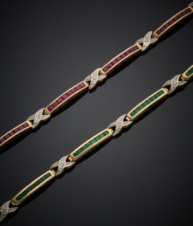 Paire de BRACELETS en or jaune et or gris (585‰) 14 carats, à motifs "8", chacu…