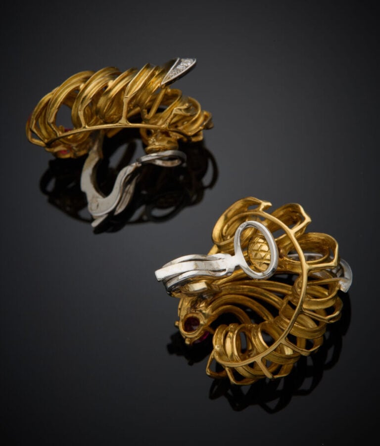 Paire de CLIPS d'OREILLES "volutes" en or jaune et or gris (750‰) ajouré, serti…