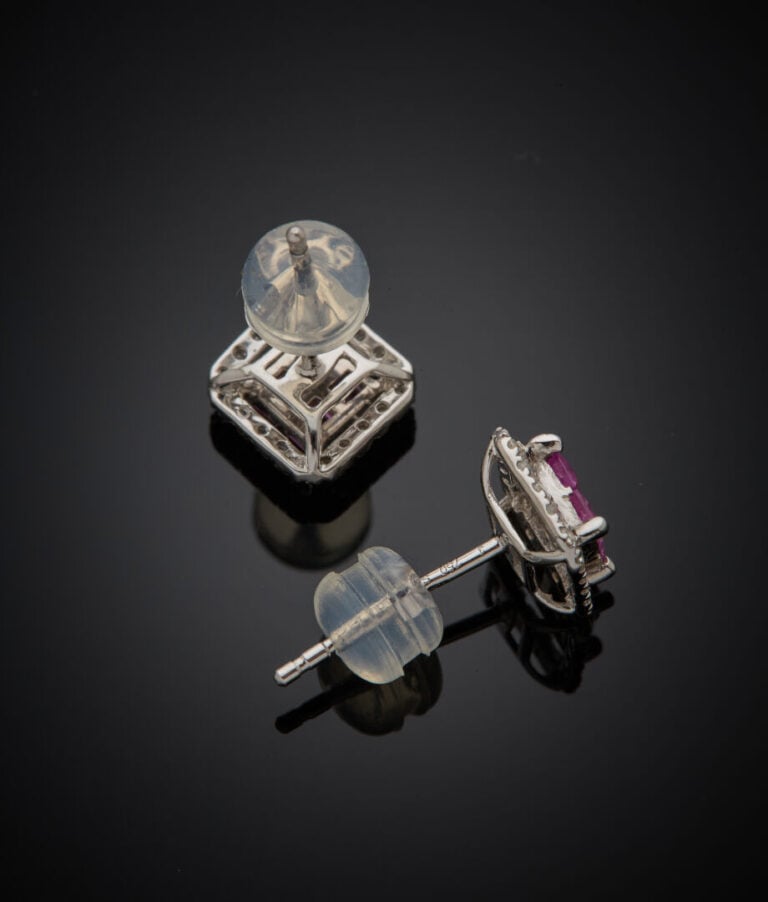 Paire de CLOUS d'OREILLES carrés en or gris (750‰) serti de quatre saphirs rose…