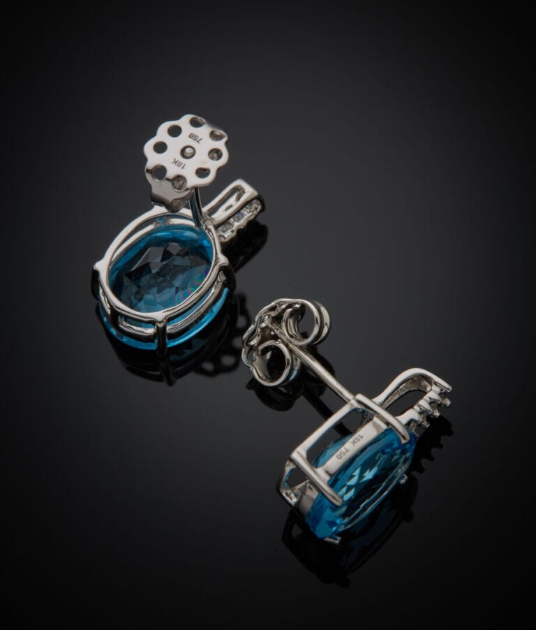 Paire de CLOUS d'OREILLES en or gris (750‰) serti de trois diamants taille bagu…