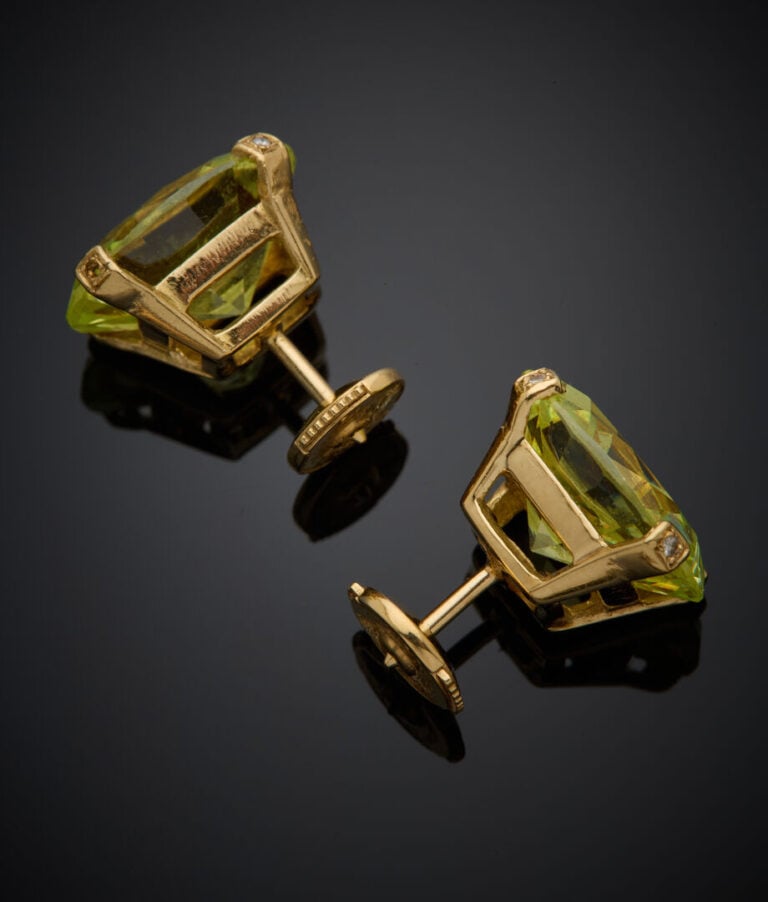Paire de CLOUS d'OREILLES en or jaune (750‰) serti de pierres vertes ovales, le…
