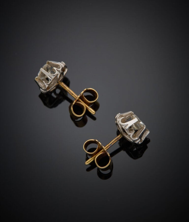Paire de CLOUS d'OREILLES en or jaune et or gris (750‰) serti chacun d'un diama…