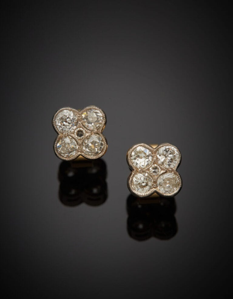 Paire de CLOUS d'OREILLES "fleurs" en or gris (750‰) serti de diamants taille a…