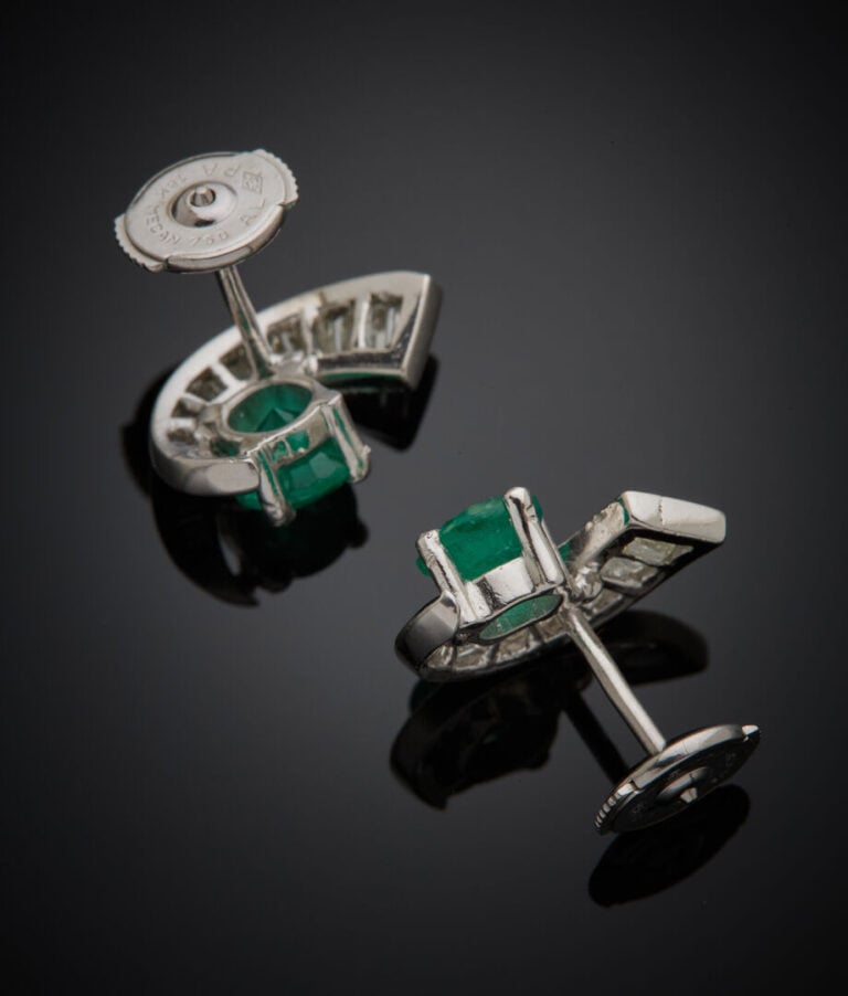 Paire de CLOUS d'OREILLES "volutes" en or gris (750‰) serti d'une émeraude soul…