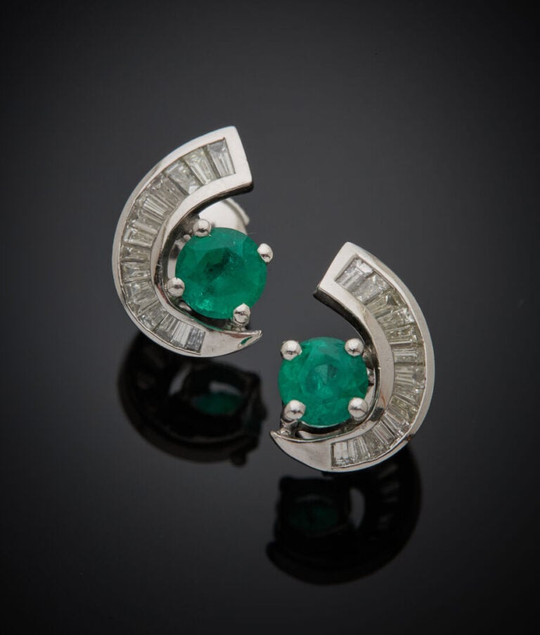 Paire de CLOUS d'OREILLES "volutes" en or gris (750‰) serti d'une émeraude soul…