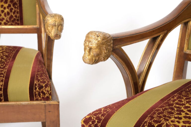 Paire de fauteuils en bois naturel mouluré, le dossier rectanglaire surmonté d'…