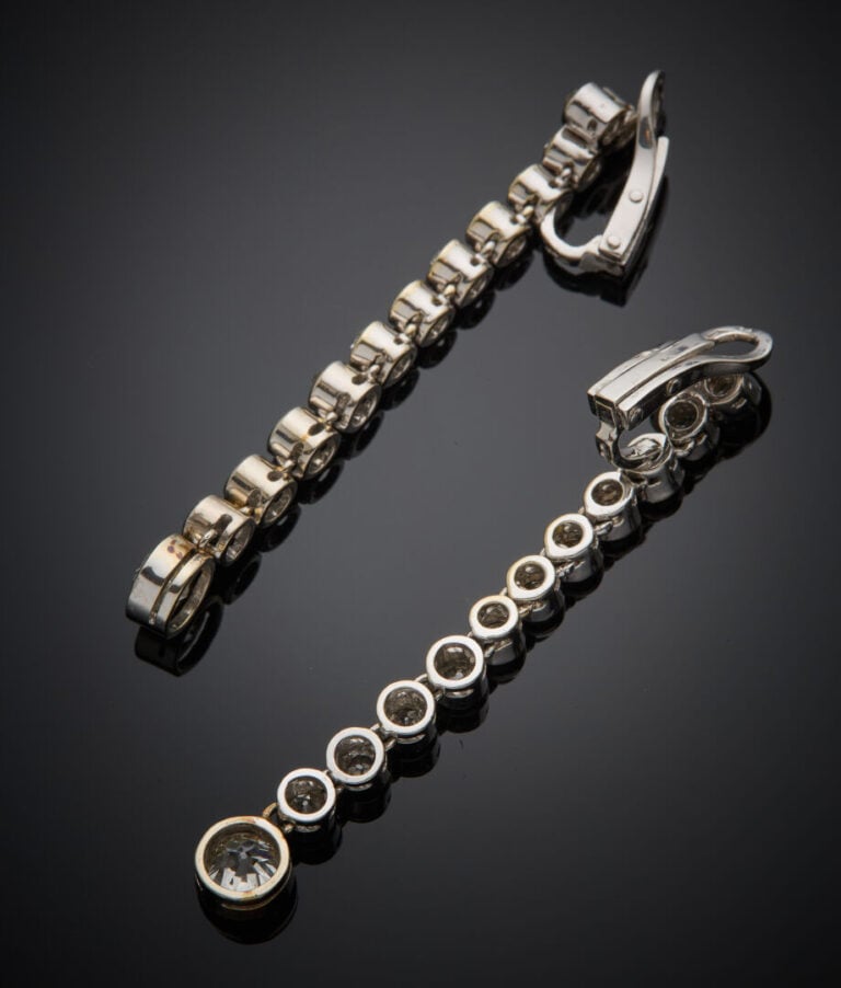 Paire de longs CLIPS d'OREILLES en or gris (750‰) serti d'un alignement de diam…