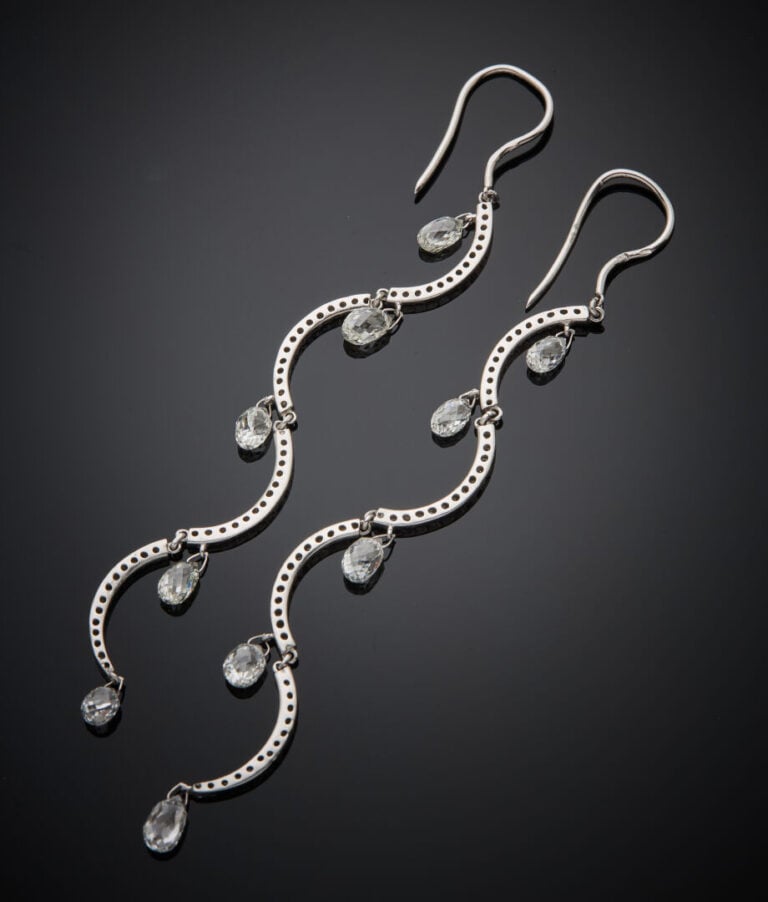 Paire de longs PENDANTS d'OREILLES "guirlandes" en or gris (750‰) serti de diam…