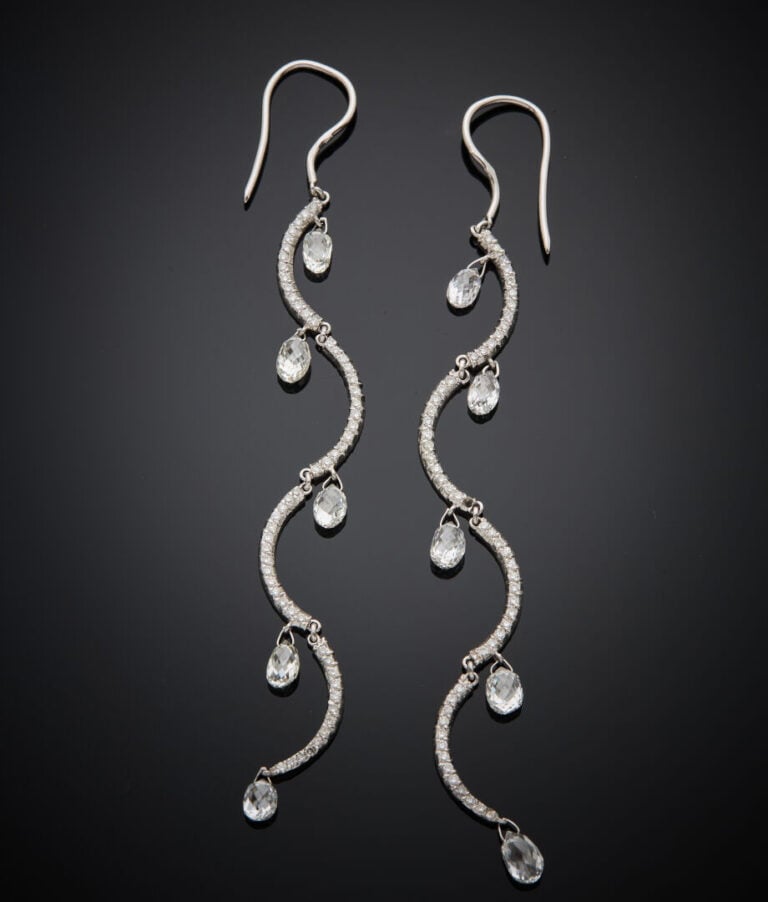 Paire de longs PENDANTS d'OREILLES "guirlandes" en or gris (750‰) serti de diam…