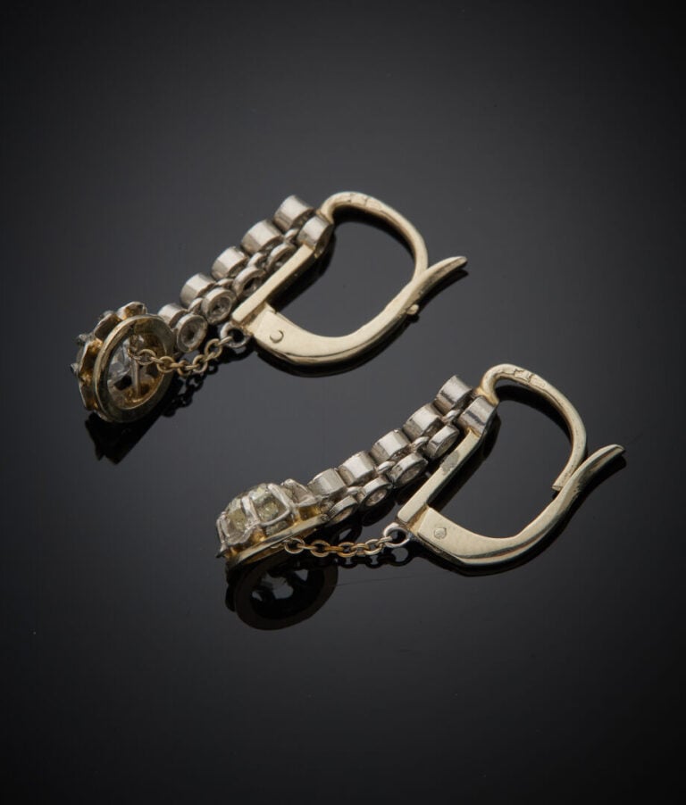 Paire de PENDANTS d'OREILLES "dormeuses" en platine (min. 800‰) et or gris (750…