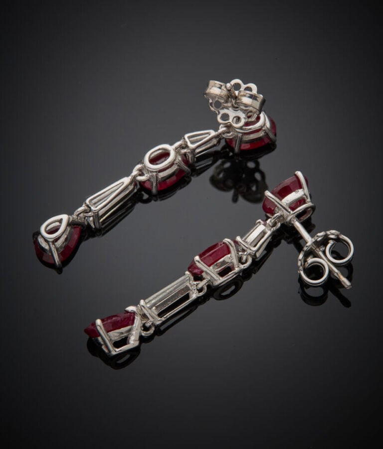 Paire de PENDANTS d'OREILLES en or gris (585‰) 14 carats, serti d'un alignement…