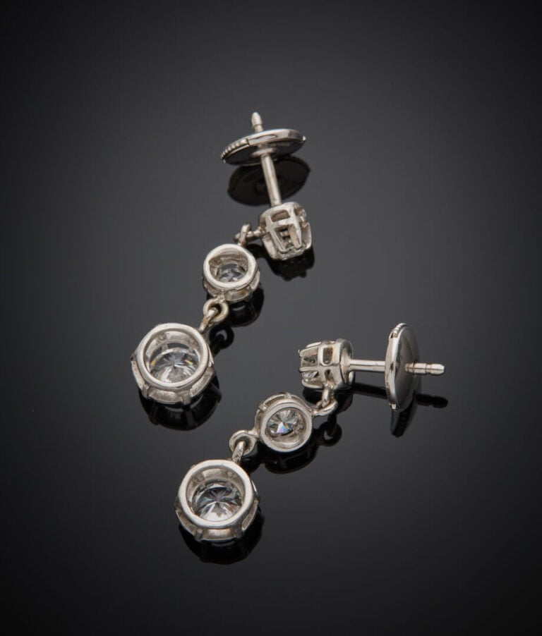 Paire de PENDANTS d'OREILLES en or gris (750‰) serti chacun d'un alignement de…