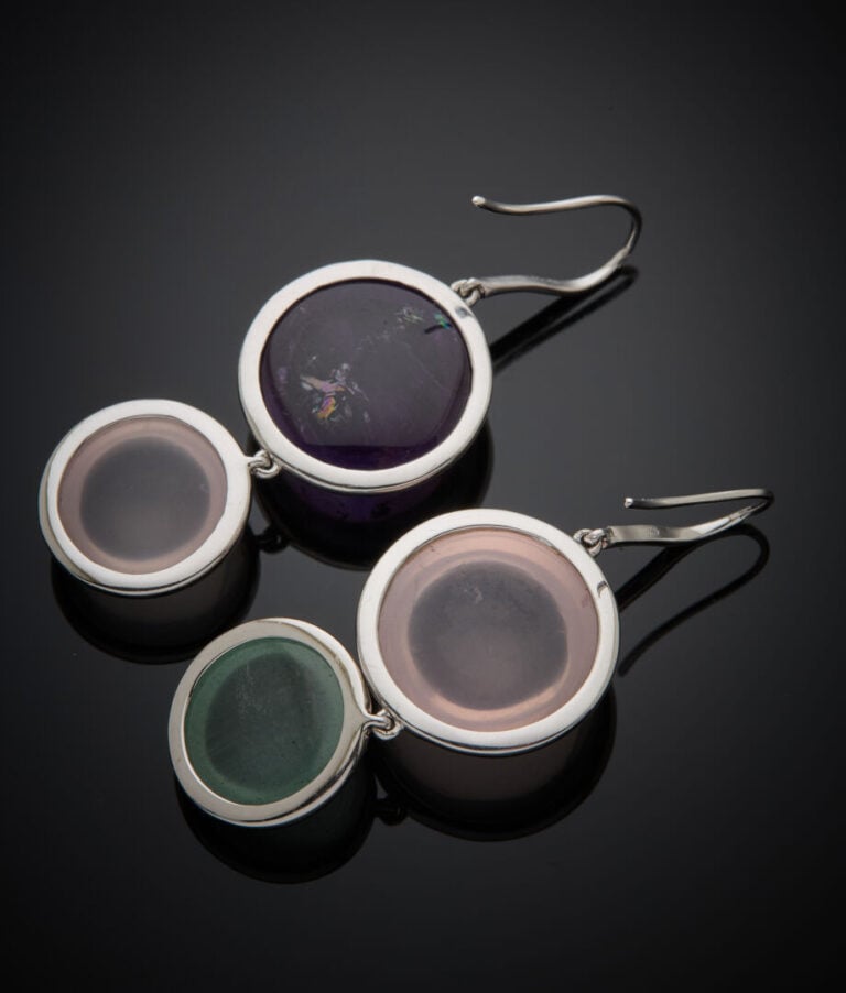 Paire de PENDANTS d'OREILLES en or gris (750‰) serti d'améthyste, quartz rose,…