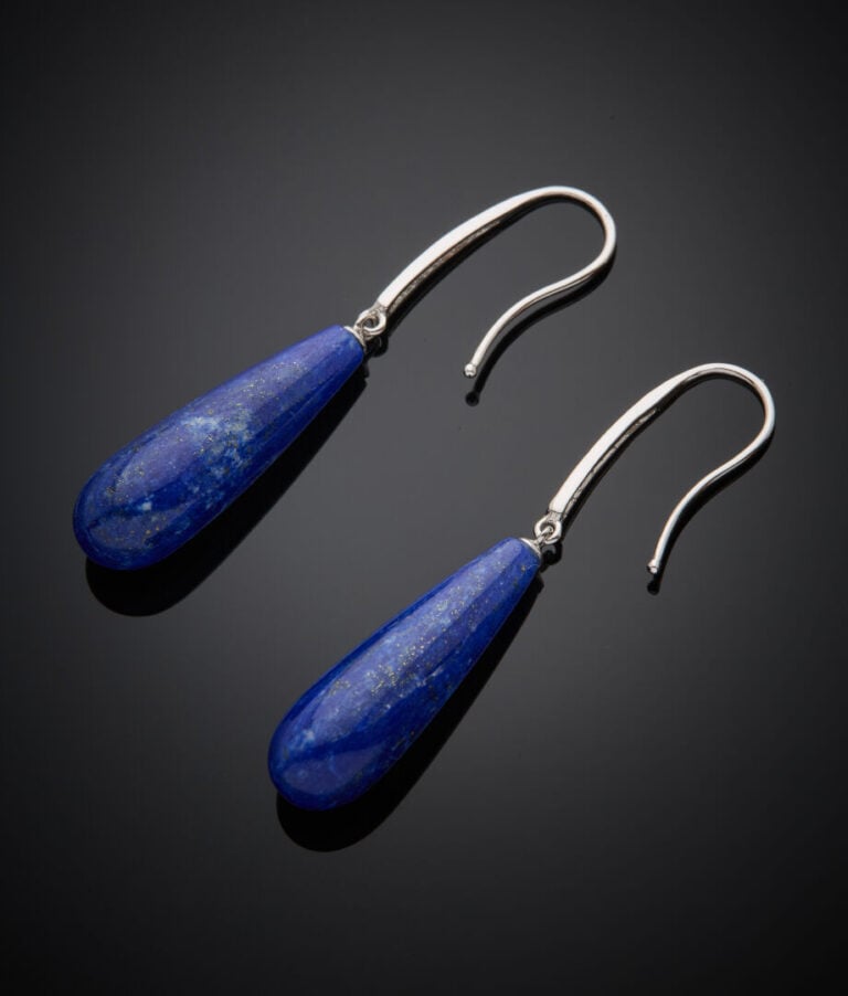 Paire de PENDANTS d'OREILLES en or gris (750‰) serti d'un alignement de diamant…