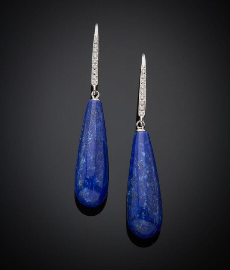 Paire de PENDANTS d'OREILLES en or gris (750‰) serti d'un alignement de diamant…