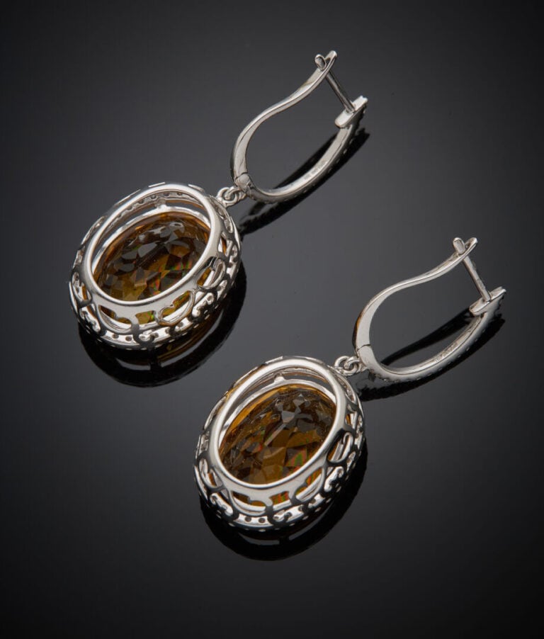 Paire de PENDANTS d'OREILLES en or gris (750‰) serti de deux citrines ovales, e…
