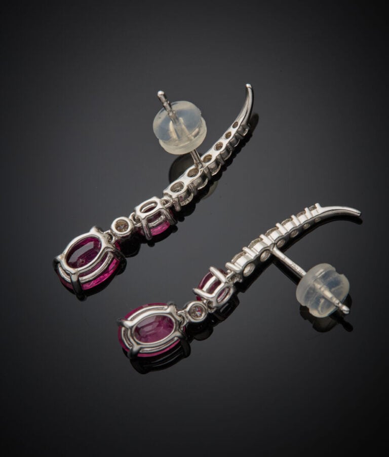 Paire de PENDANTS d'OREILLES en or gris (750‰) serti de deux rubis ovales et d'…