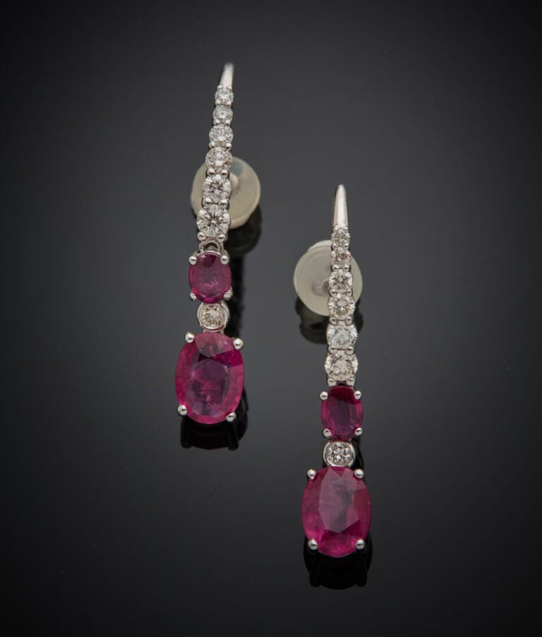 Paire de PENDANTS d'OREILLES en or gris (750‰) serti de deux rubis ovales et d'…