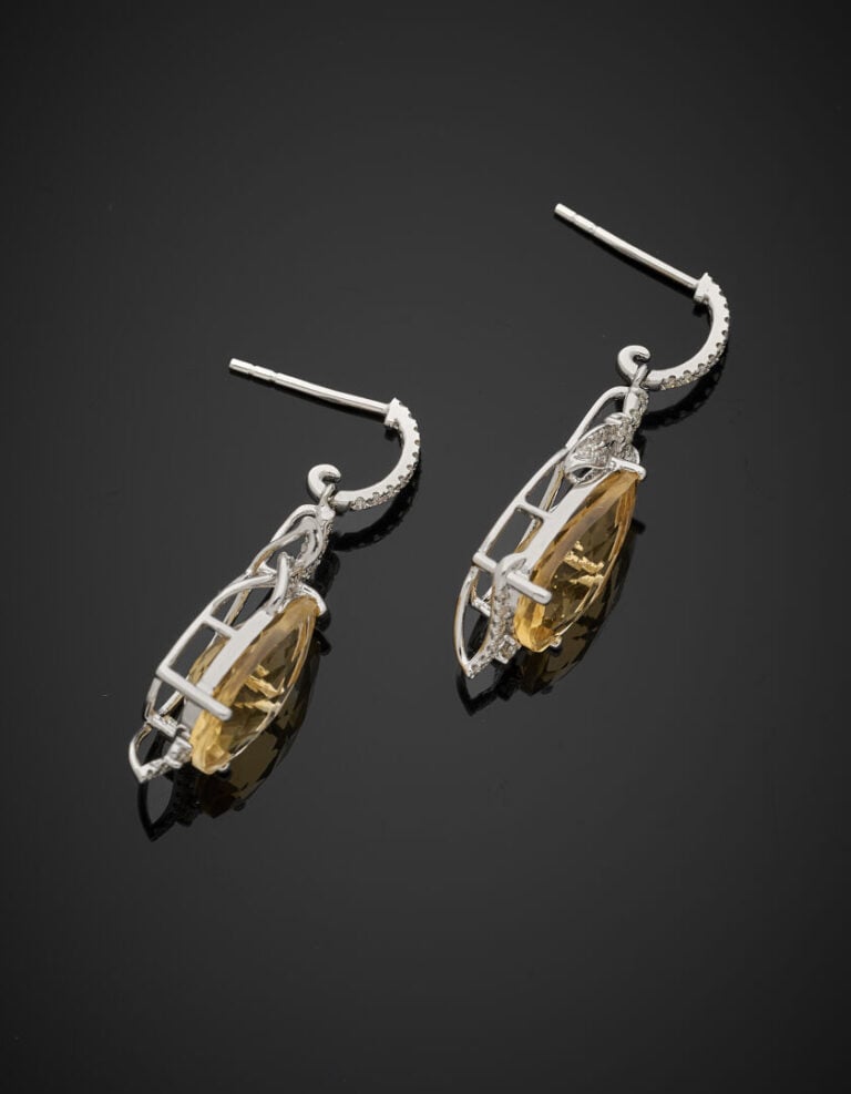 Paire de PENDANTS d'OREILLES en or gris (750‰) serti de diamants taille brillan…