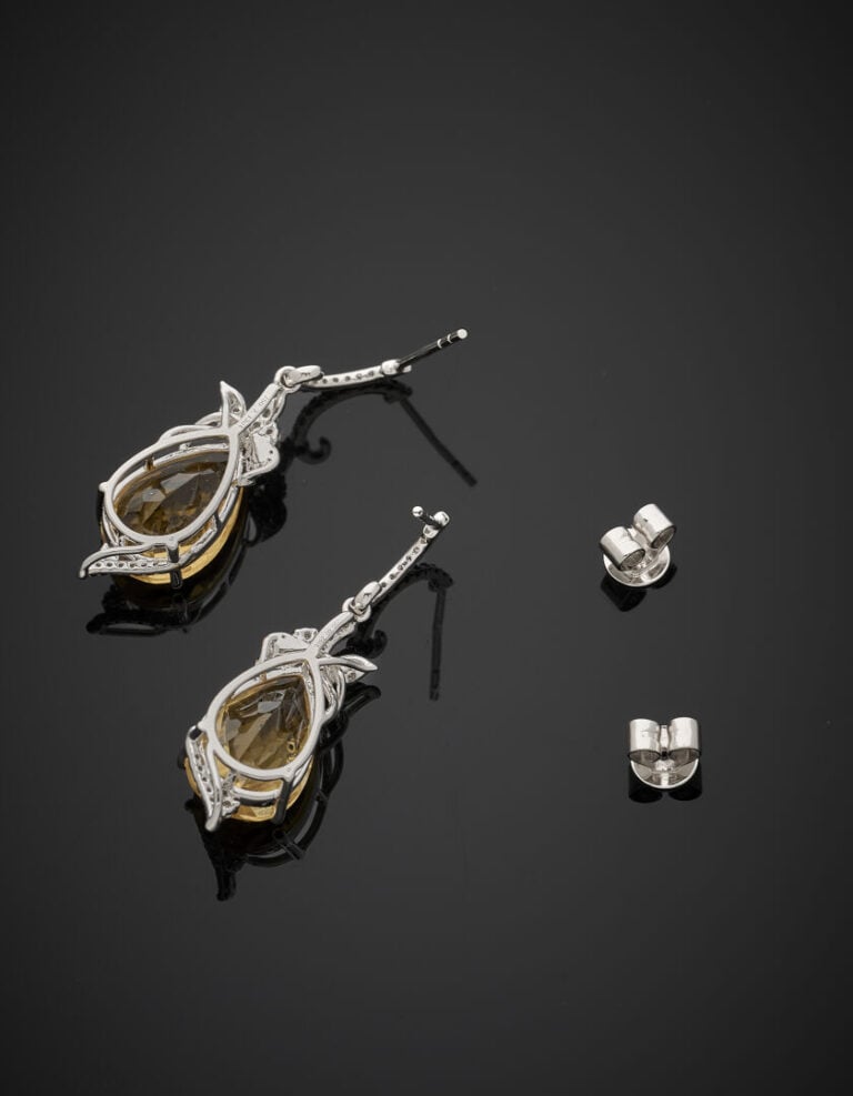 Paire de PENDANTS d'OREILLES en or gris (750‰) serti de diamants taille brillan…