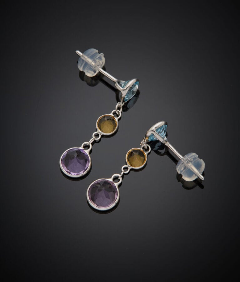 Paire de PENDANTS d'OREILLES en or gris (750‰) serti de topazes bleues, citrine…