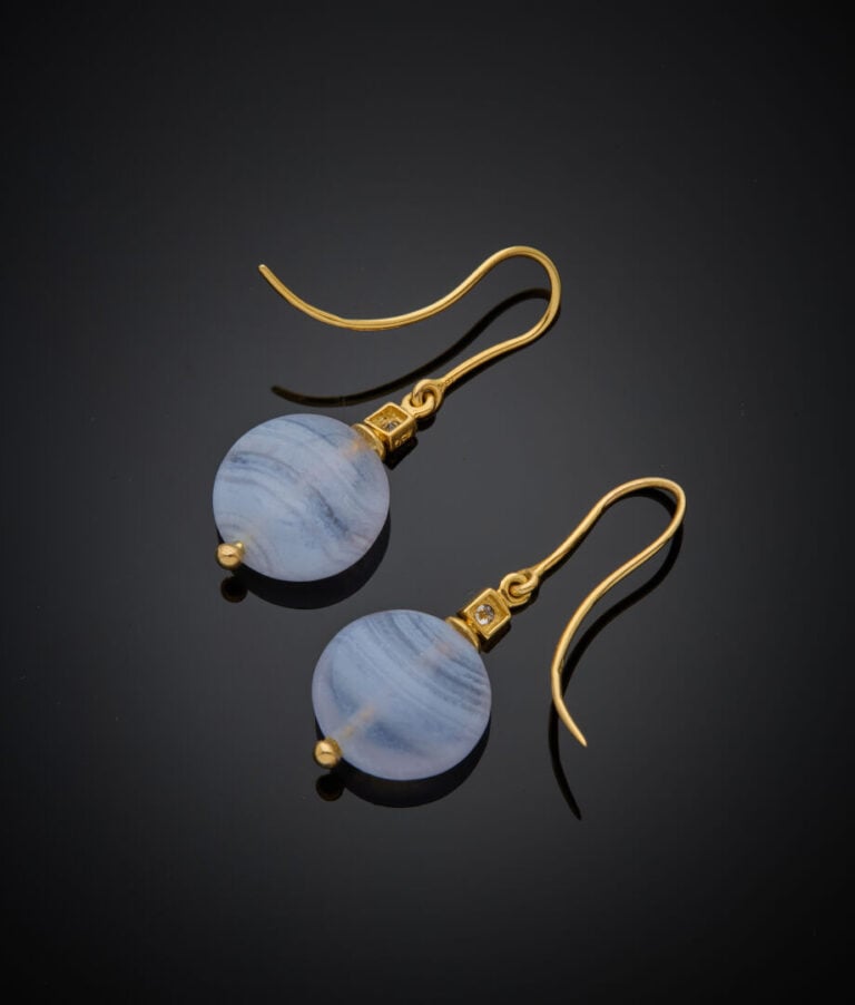 Paire de PENDANTS d'OREILLES en or jaune (750‰) serti d'un diamant taille brill…