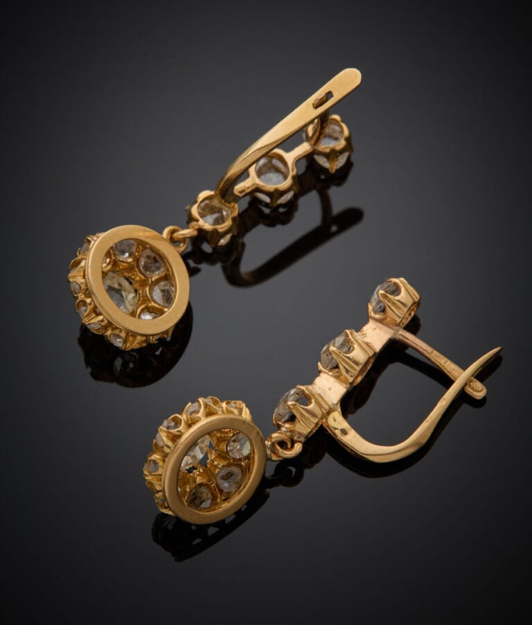Paire de PENDANTS d'OREILLES en or jaune (750‰) serti de diamants taille en ros…