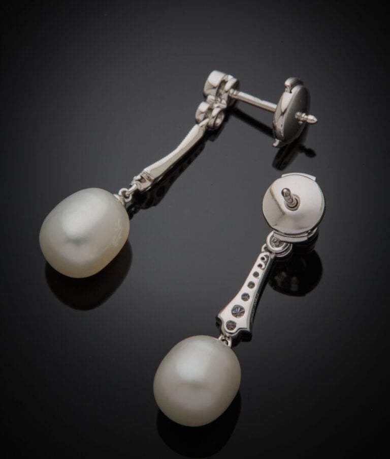 Paire de PENDANTS d'OREILLES en platine (950‰) serti d'un alignement de diamant…