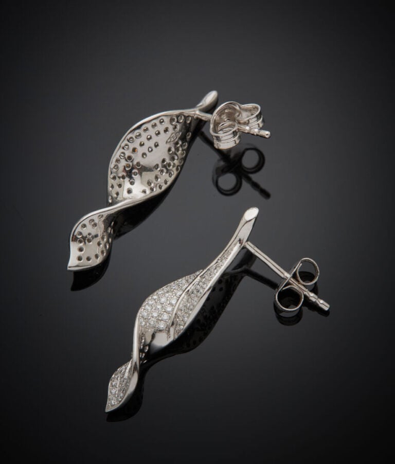 Paire de PENDANTS d'OREILLES "feuilles torsadées" en or gris (750‰) pavé de dia…