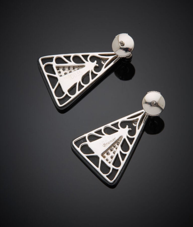 Paire de PENDANTS d'OREILLES géométriques en or gris (750‰) serti de diamant ta…