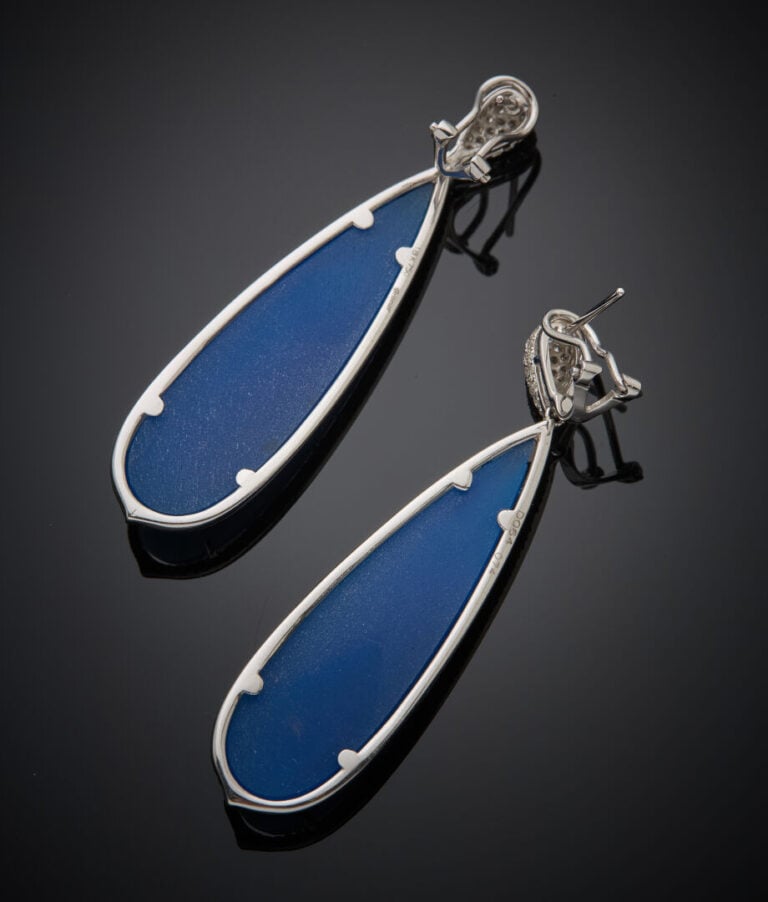 Paire de PENDANTS d'OREILLES "gouttes" en or gris (750‰) serti de diamants blan…