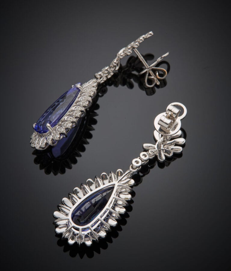 Paire de PENDANTS d'OREILLES "gouttes" en or gris (750‰) serti de diamants tail…
