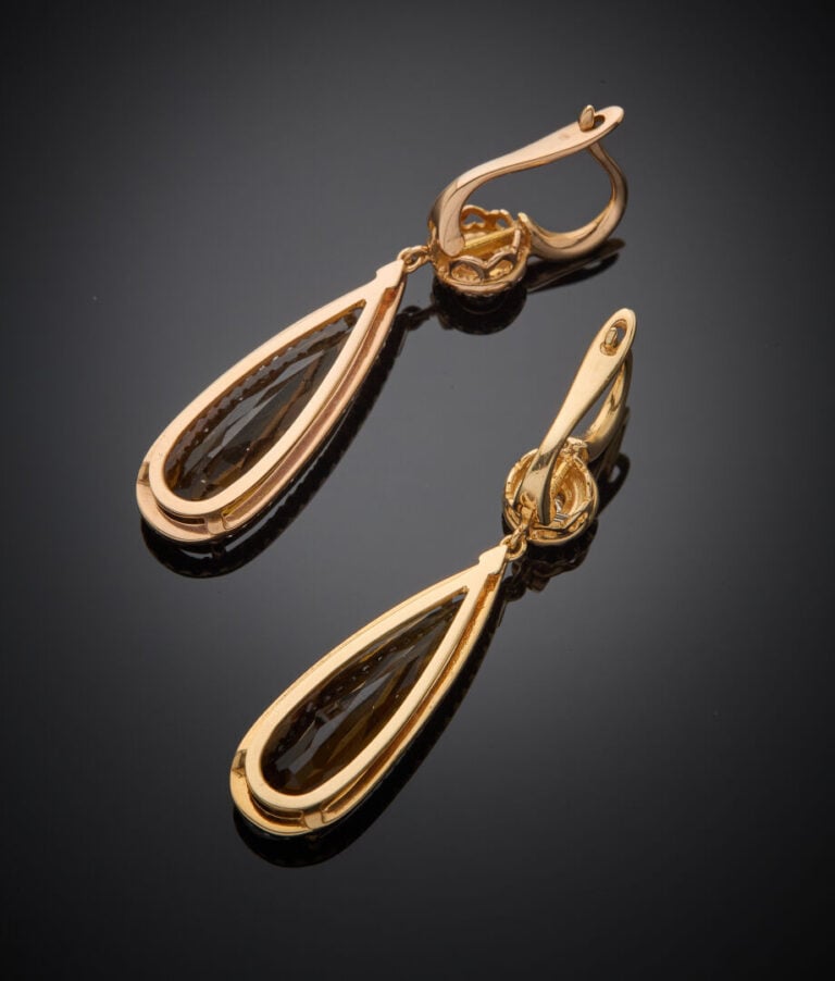 Paire de PENDANTS d'OREILLES "gouttes" en or jaune (750‰) serti de diamants tai…
