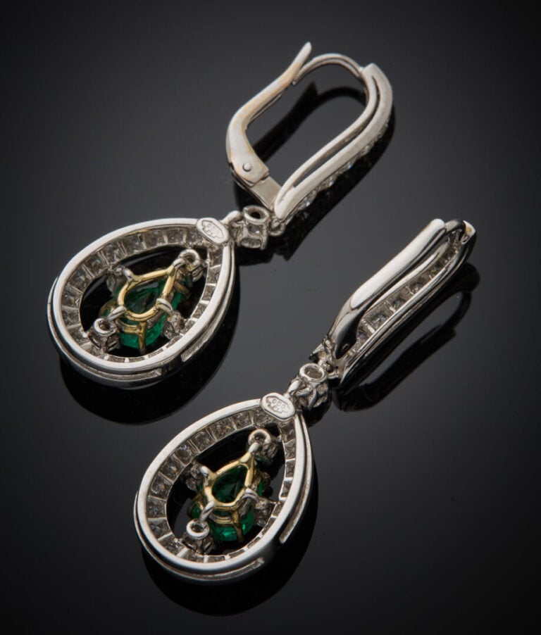 Paire de PENDANTS d'OREILLES "gouttes" en platine (950‰) et or gris (750 et 585…