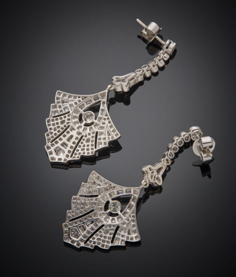 Paire de PENDANTS d'OREILLES "palmettes" en or gris (750‰) ajouré, serti de dia…
