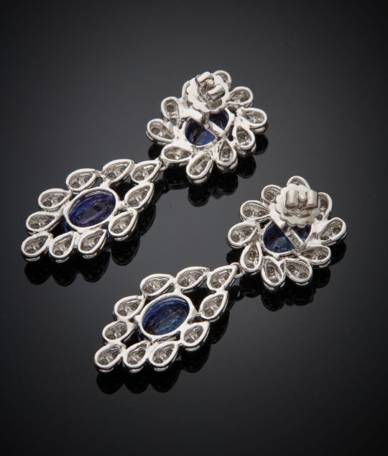 Paire de PENDANTS d'ORIELLES « feuillage » en or gris (750‰) serti deux tanzani…