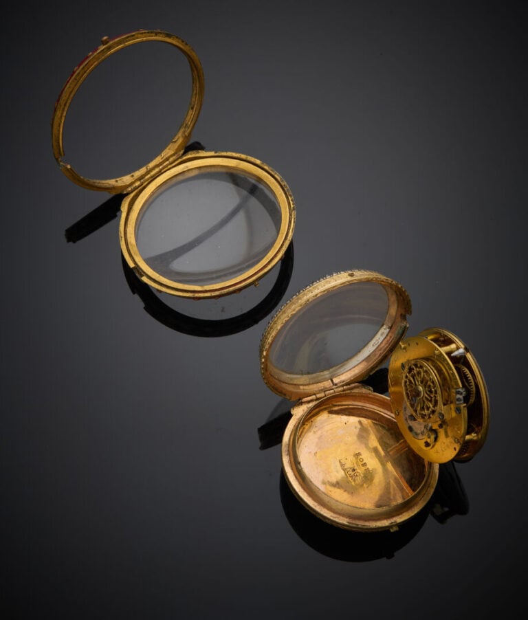 PATRON - - MONTRE de POCHE à double boîtier en pomponne ciselé de frises, orné…