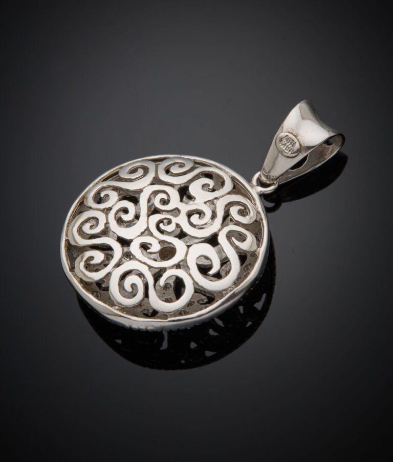 PENDENTIF ciculaire en or gris (750‰) ajouré et bombé, serti de pierres blanche…