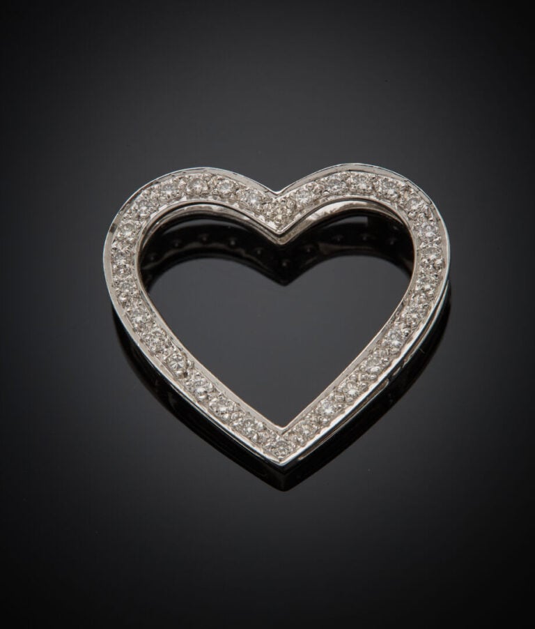 PENDENTIF "Cœur" en or gris (750‰) ajouré serti de diamants taille brillant. -…