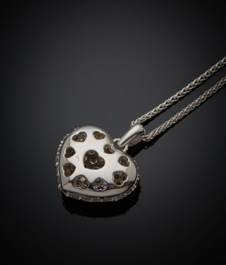 PENDENTIF "cœur" et sa chaînette en or gris (750‰) serti d'un pavage de diamant…