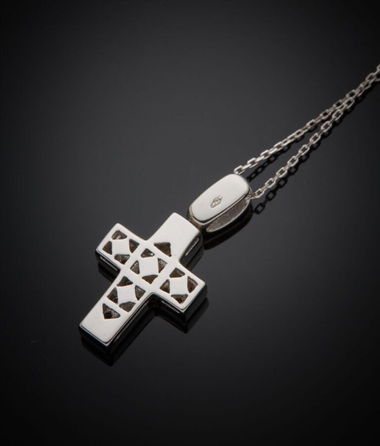 PENDENTIF "croix" et sa chaînette en or gris (750‰) pavé de diamants taille bri…