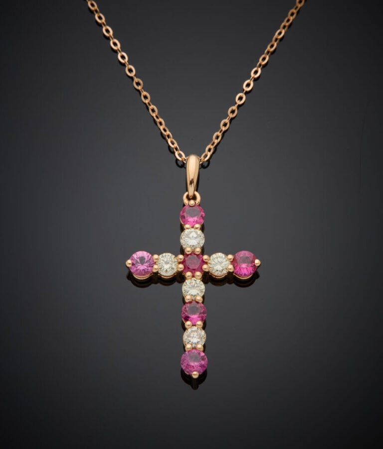 PENDENTIF "croix" et sa chaînette en or rose (750‰) serti de diamants taille br…