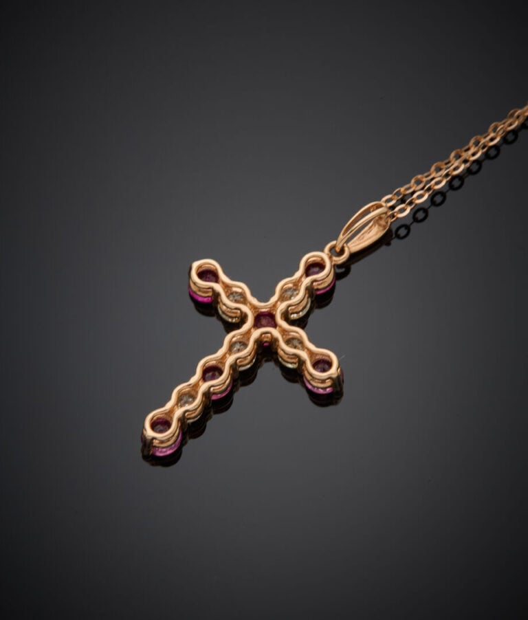 PENDENTIF "croix" et sa chaînette en or rose (750‰) serti de diamants taille br…