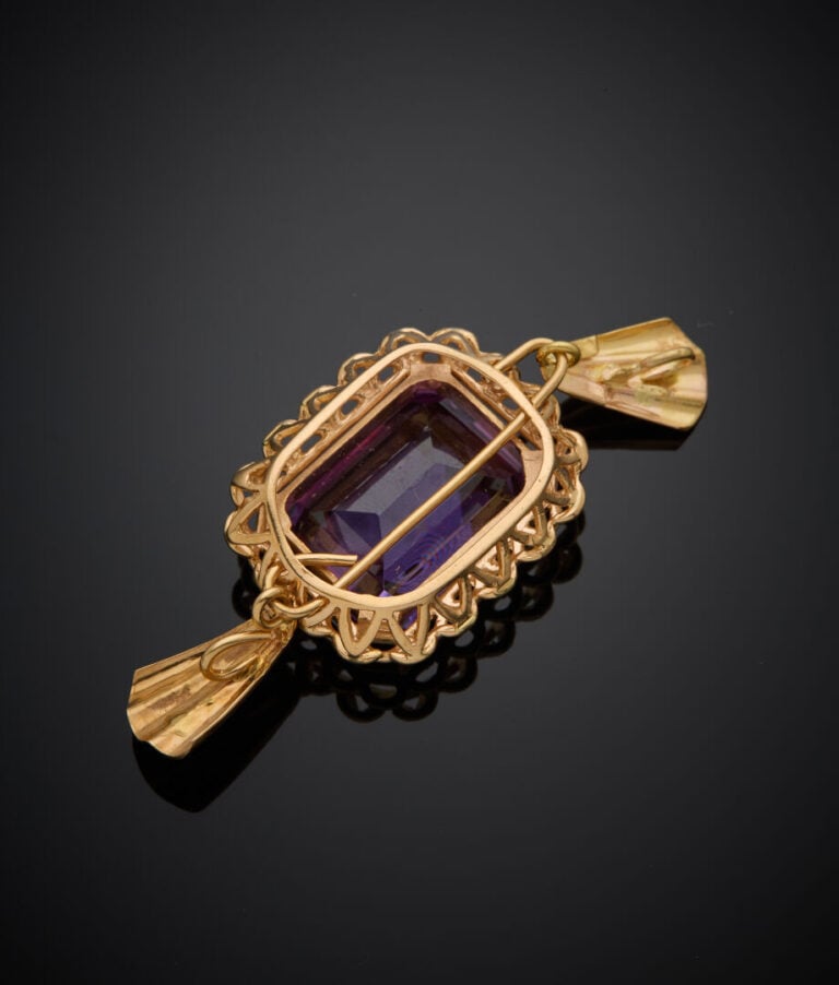 PENDENTIF en or jaune et or rose (750‰) ajouré et godronné serti d'une importan…